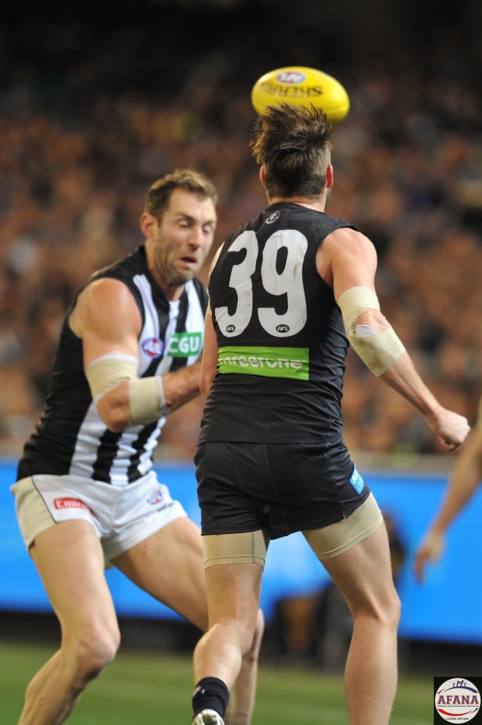 Cloke and Thomas contest the bouncing all