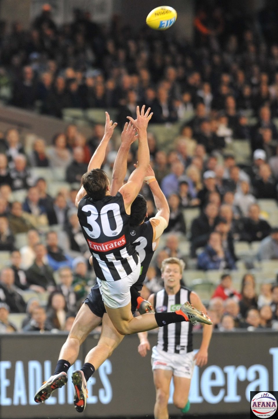 Darcy Moore taking a mark