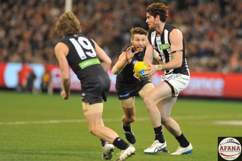 Tyson Goldsack chased by Dale Thomas