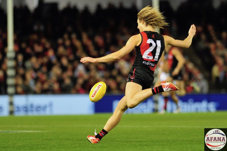 Heppell drives the Bombers forward