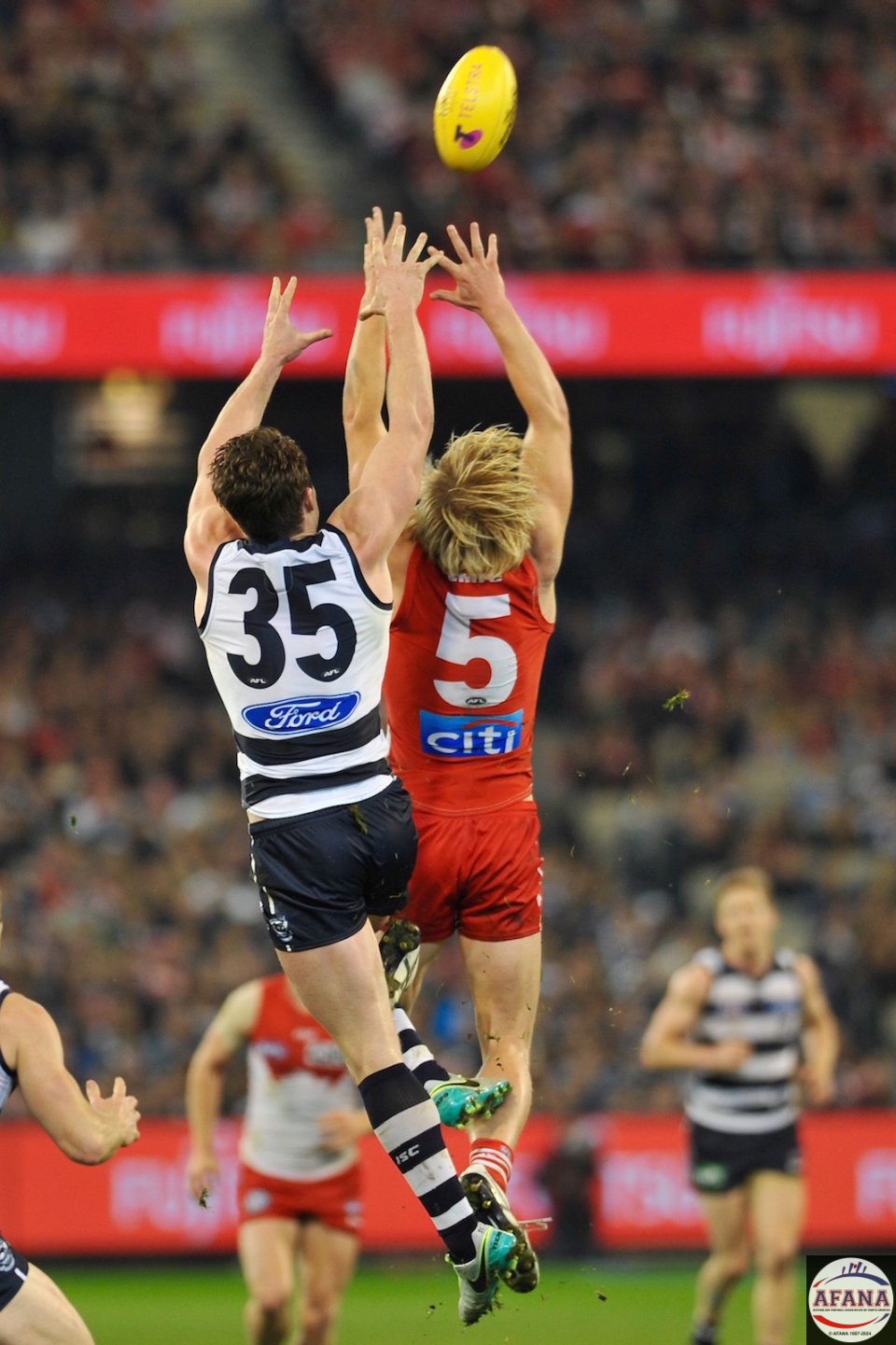 Heeny and Dangerfield fly for the mark
