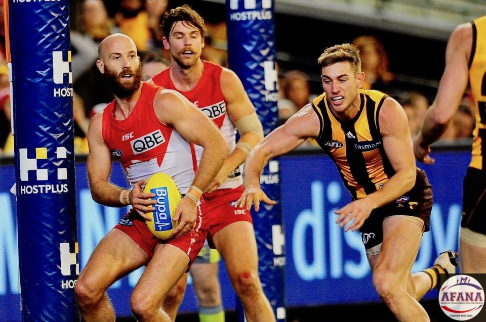 McVeigh clears on the line as Schoenmakers in pursuit_4534